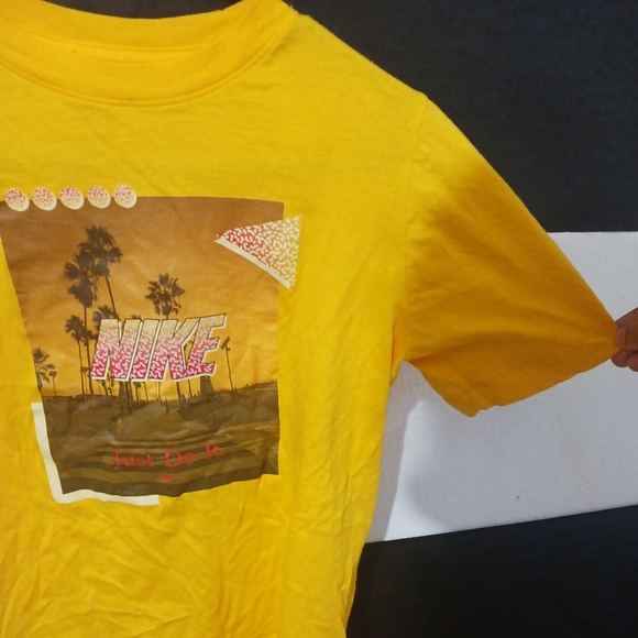 Bundle of Nike Boy Logo Graphic Tees - Picture 5 of 15